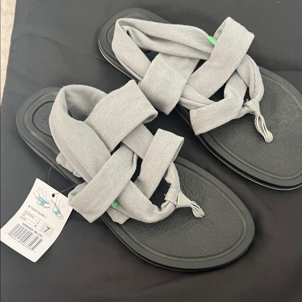 Sanuk size 7 Sandals